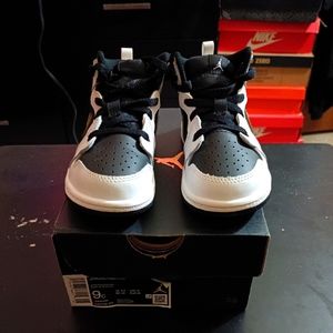I'm selling these brand new never used toddler boy Jordan 1s in White/Black/Gold